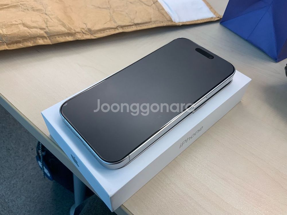 아이폰15프로(256G) 화이트티타늄 팝니다. (A급)--0