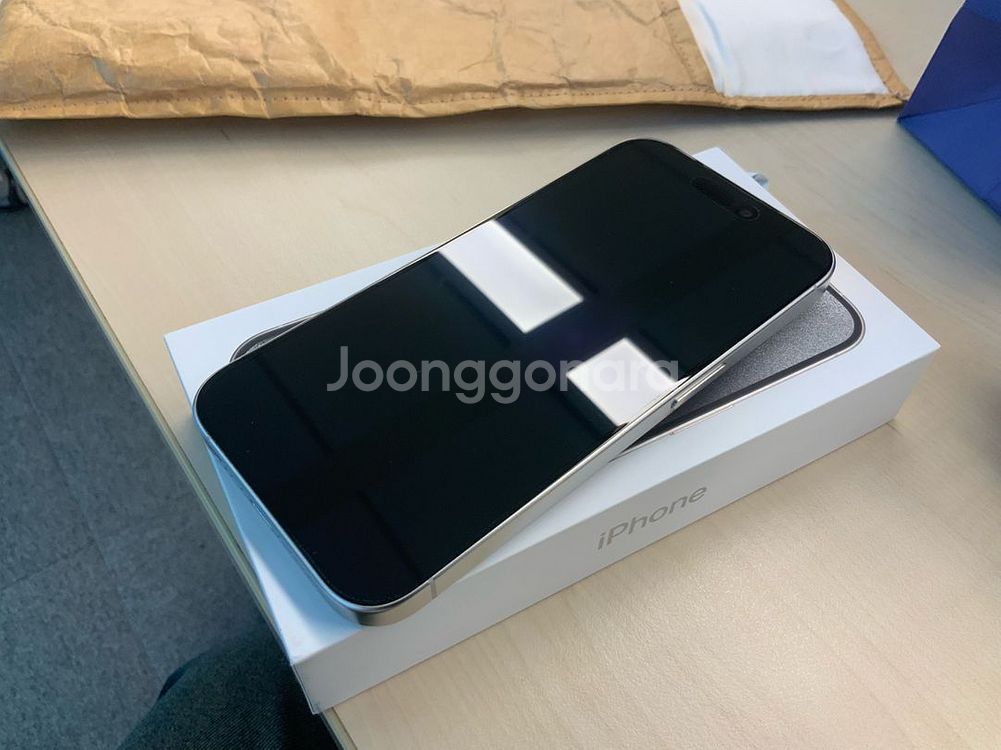 아이폰15프로(256G) 화이트티타늄 팝니다. (A급)--10