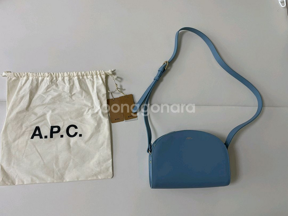 아페쎄(A.P.C) 하프문 스카이블루 크로스백--0