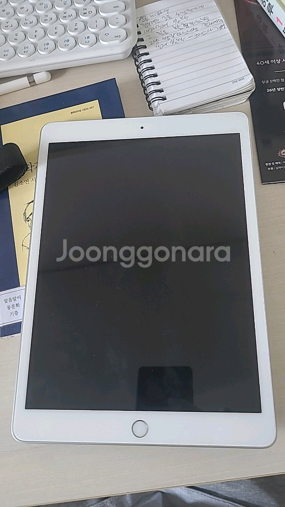 아이패드 8세대랑 애플펜슬, 무선키보드 팝니다.--5