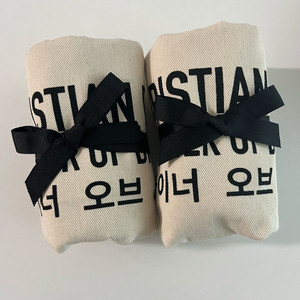 디올 전시회 에코백