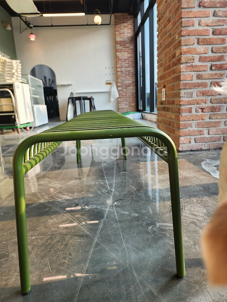 [거의 새제품] 코나 야외용 철제 벤치--1