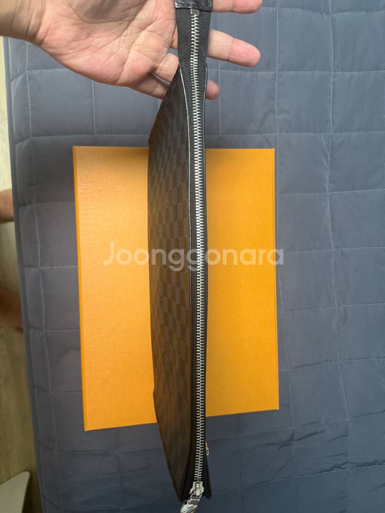 루이비통 클러치백 포쉐트 24H 한정판 컨디션 최상--3