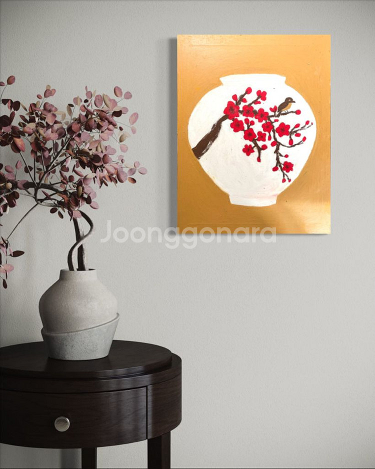 달항아리 위에 핀 매화그림--0