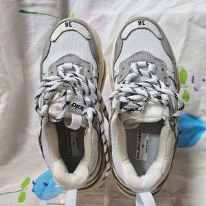 발렌시아가 트리플 S 36