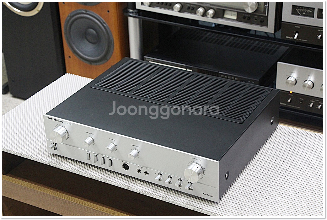그룬딕 (독일) 아날로그 인티앰프 모델 V2000--6