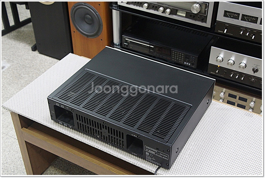 그룬딕 (독일) 아날로그 인티앰프 모델 V2000--8
