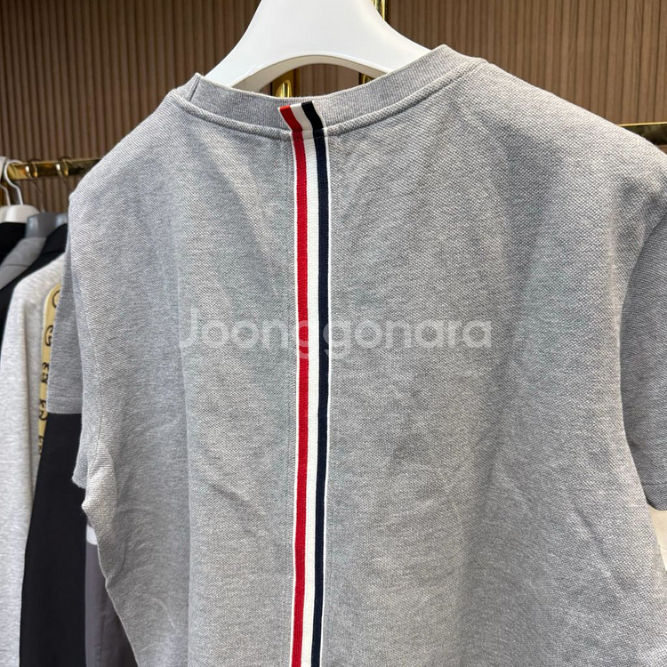 (4)톰브라운 백삼선 반팔--1