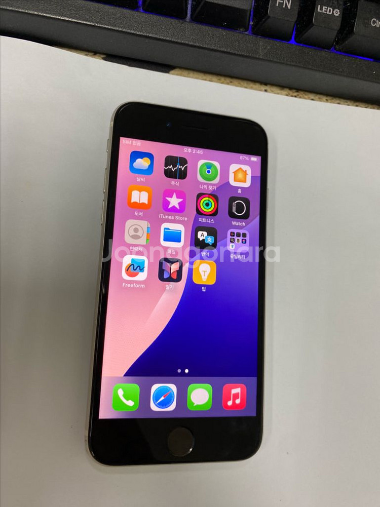 아이폰SE3 스타라이트 A급 64GB 무잔상--1