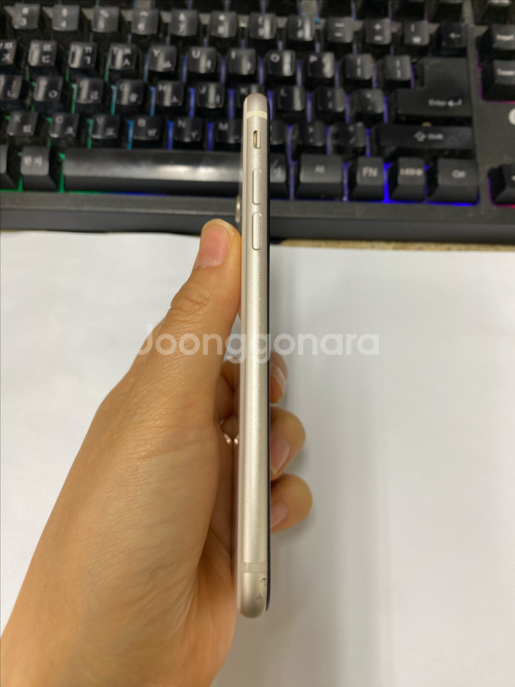 아이폰SE3 스타라이트 A급 64GB 무잔상--4