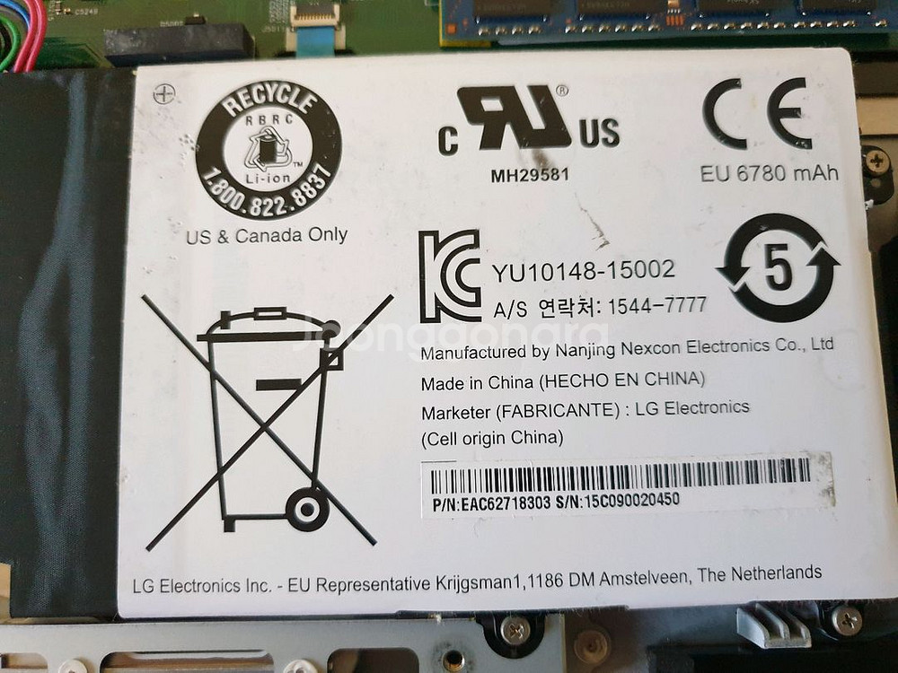 Lg 15u560 탑제된 배터리--1