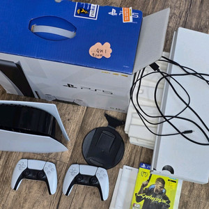 PS5 판매합니다. 컨트롤러 2대, 사이버펑크 CD포함