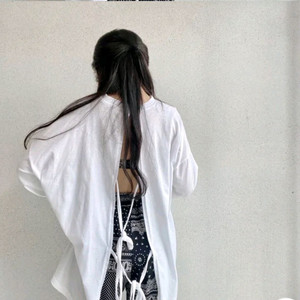 뒷트임 포인트 루즈핏 긴팔티셔츠(화이트1/블랙1)