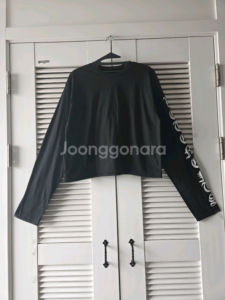 시선강탈! 한쪽 팔 전체를 휘감는 고딕레터링 크롭 롱슬--0