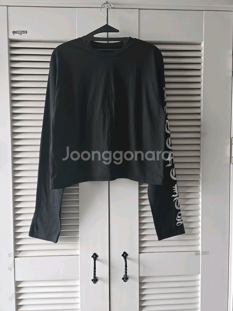 시선강탈! 한쪽 팔 전체를 휘감는 고딕레터링 크롭 롱슬--2