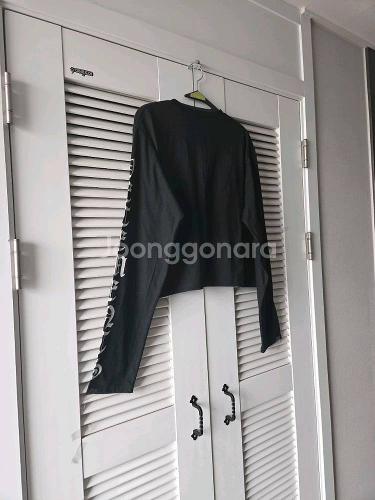 시선강탈! 한쪽 팔 전체를 휘감는 고딕레터링 크롭 롱슬--4
