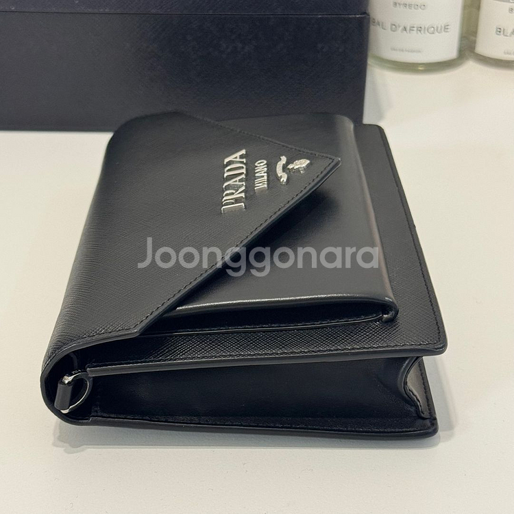최신형 내장칩 프라다 사피아노 레더 미니 엔벨로프백--9