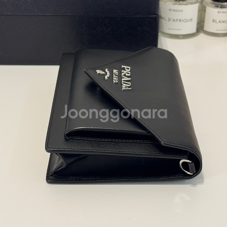 최신형 내장칩 프라다 사피아노 레더 미니 엔벨로프백--8