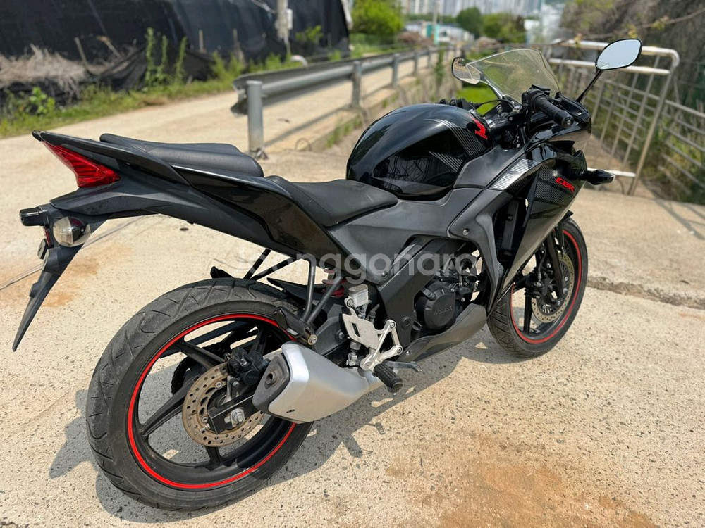 혼다 cbr125 16년형 블랙컬러 판매합니다--5