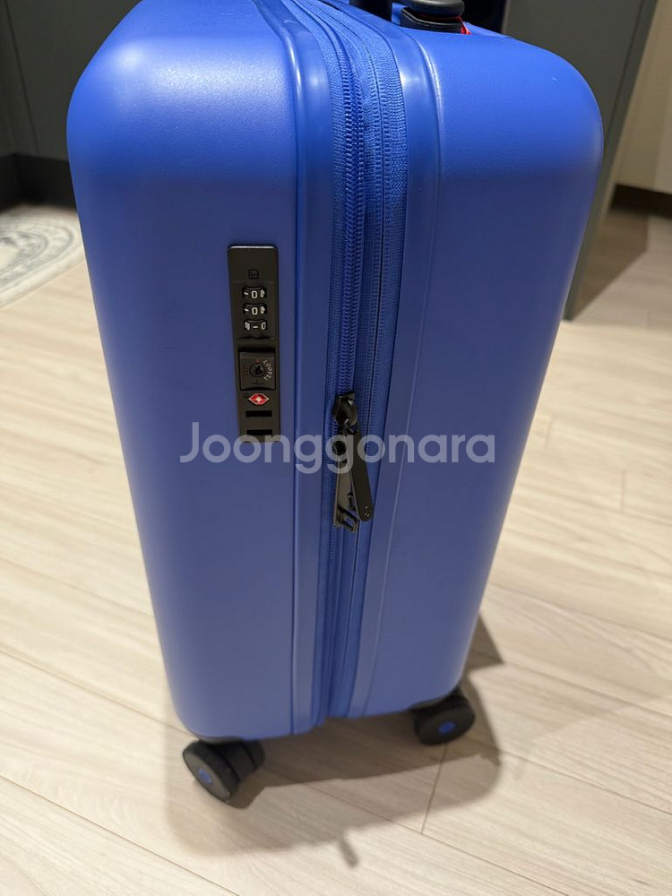 샘소나이트 레드 TOIIS C 확장 20인치 캐리어--1