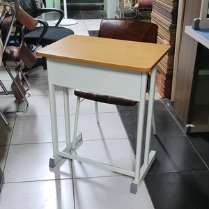 학원책걸상 팔아요.