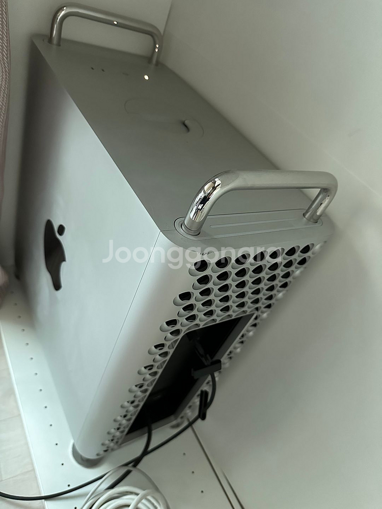MAC PRO TOWER & LG DISPLAY--0