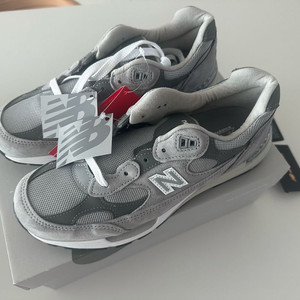 U992GY(GREY) 265 사이즈입니다