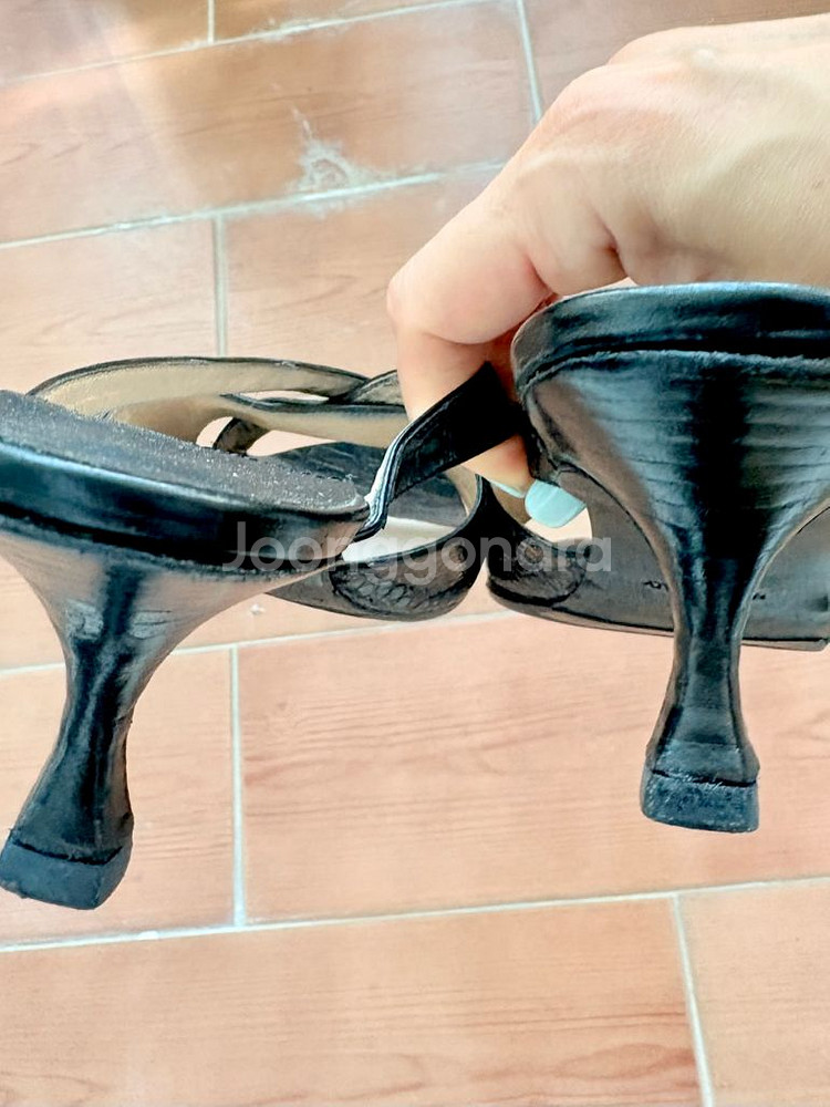 마놀로 블라닉 검정 악어 샌들힐 240--2