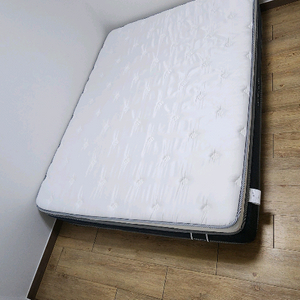 쿠쿠 퀸 침대 팔아요(침대만 판매 해요)