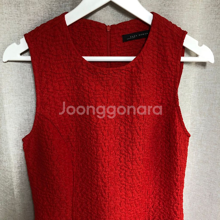 ZARA 레드 크레이프 텍스처 민소매 원피스 (M)--1