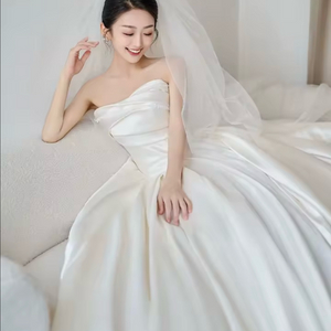화이트 실크 드레스