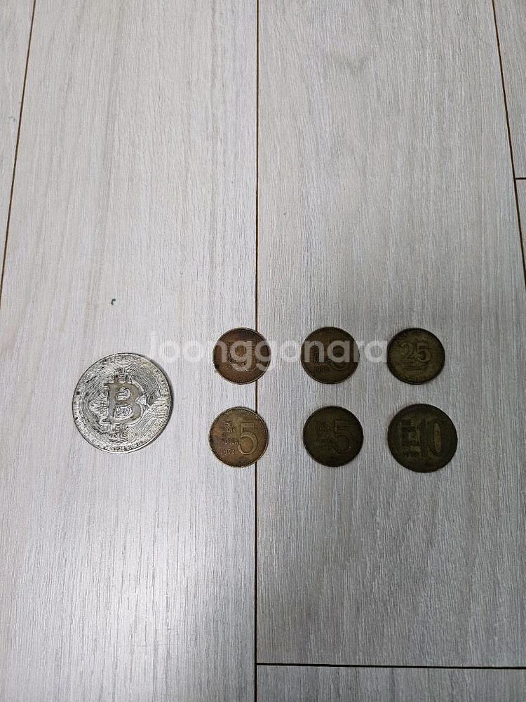 외국 돈 , 오원 , 옛날 십원 들--0