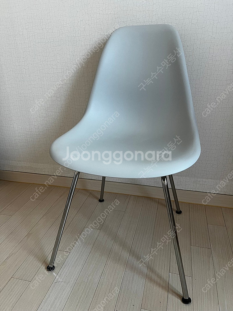 허먼밀러 임스체어 라이트 그레이 판매합니다.--0