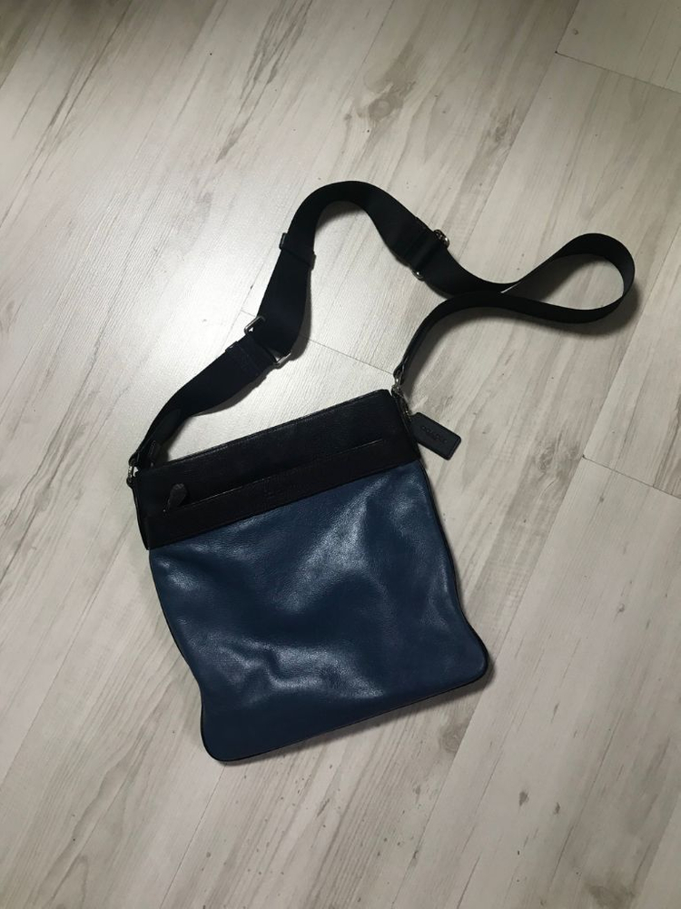 코치 남성 소가죽 크로스백--1