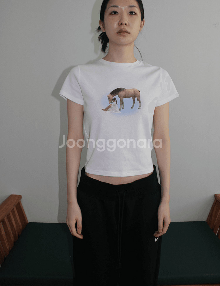 제니착용)어텐즈 attends 말 반팔 티셔츠--1