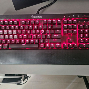 커세어 K70 LUX 적축 키보드 팝니다.