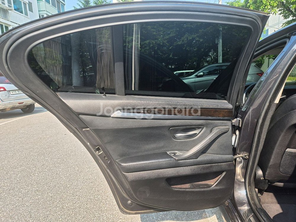 BMW F10 520D 후석 내부 도어트림 구해요--0