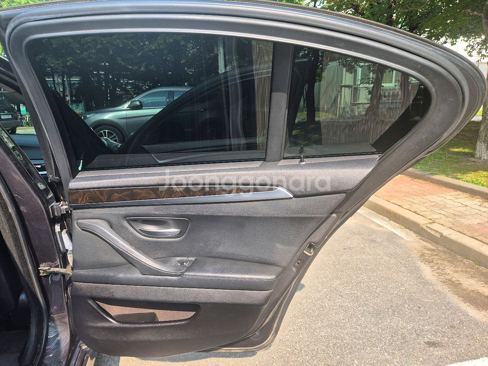 BMW F10 520D 후석 내부 도어트림 구해요--1