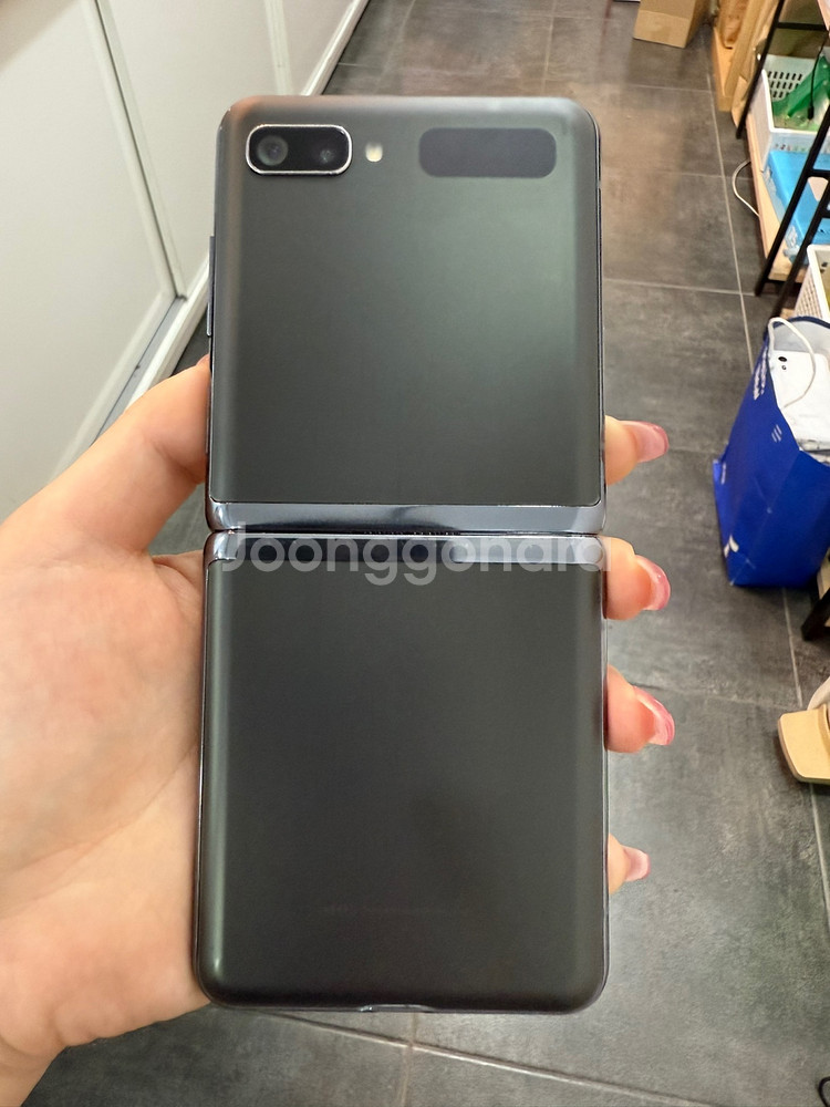 무잔상)갤럭시Z플립 5G 256GB 그레이/ Y968--3