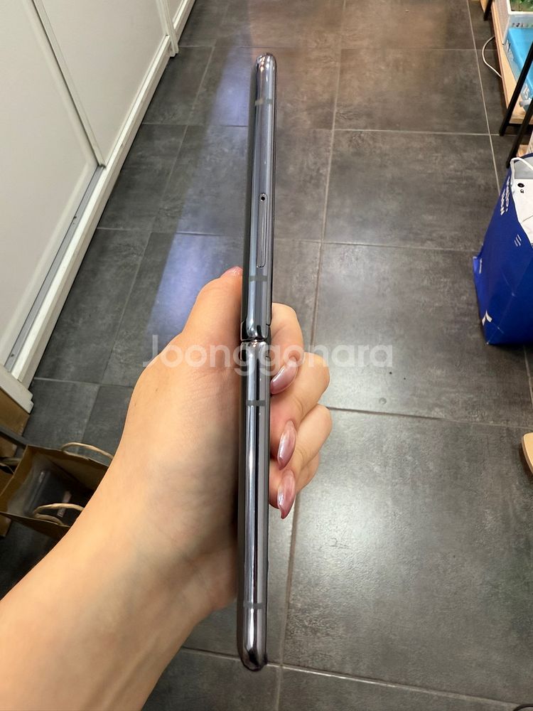 무잔상)갤럭시Z플립 5G 256GB 그레이/ Y968--6