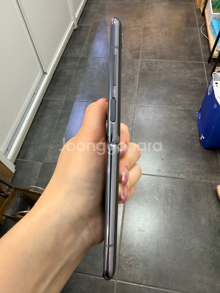 무잔상)갤럭시Z플립 5G 256GB 그레이/ Y968--1