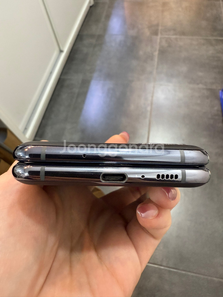 무잔상)갤럭시Z플립 5G 256GB 그레이/ Y968--2