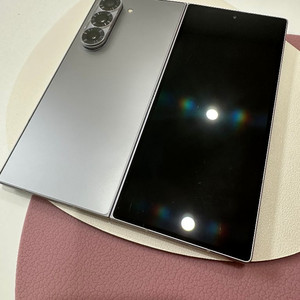 갤럭시Z폴드6 512GB 실버색상 판매합니다.
