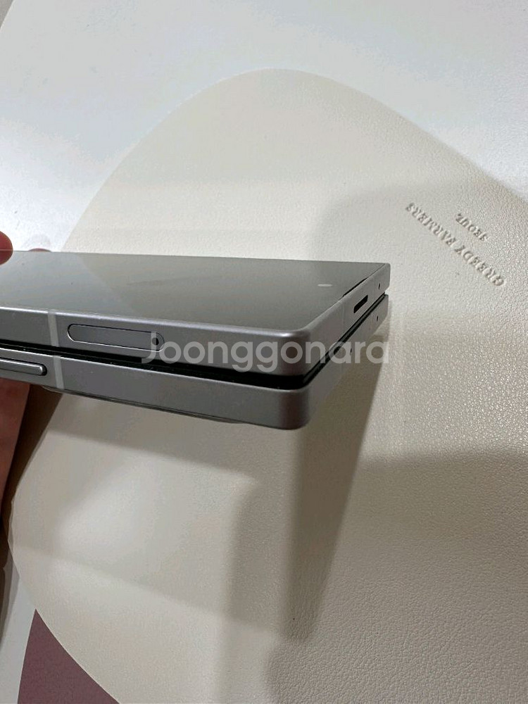 갤럭시Z폴드6 512GB 실버색상 판매합니다.--4