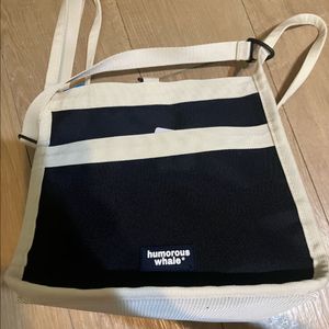 유머러스한 고래 헤겔의 수영장 미듐