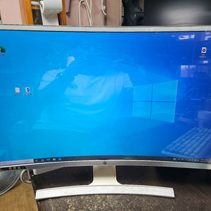 32인치 커브드 게이밍 모니터 144HZ 입니다