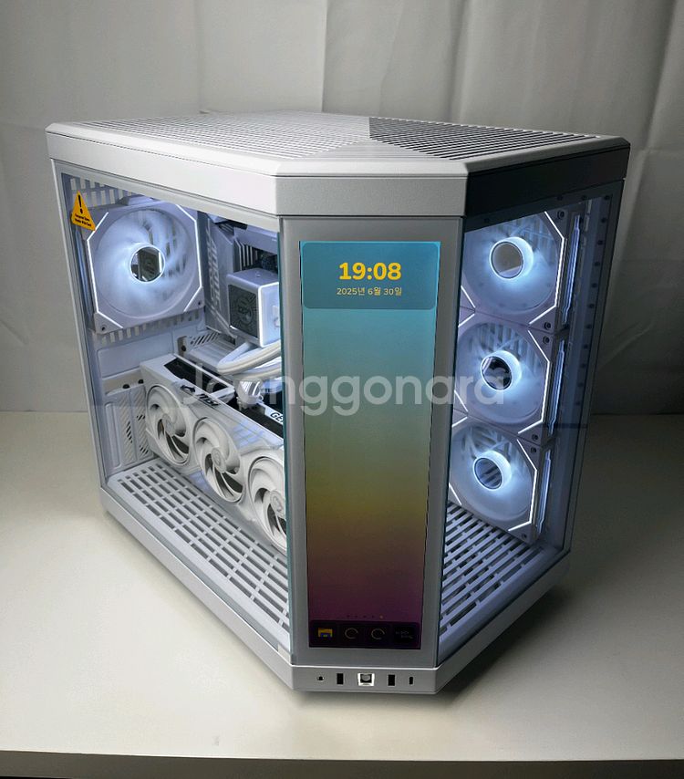 9800X3D 5070Ti X870 Y70 터치 화이트--3