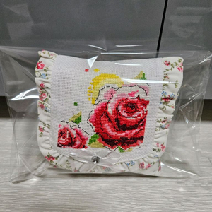 장미 자수 쿠션
