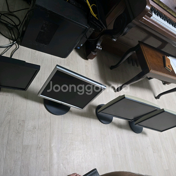 모니터 본체 여러 대 있어요~--1