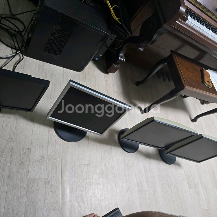 모니터 본체 여러 대 있어요~--1